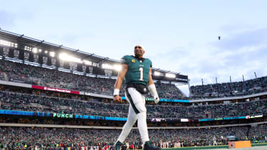 NFL, American Football Herren, USA NFC Wild Card Round-San Francisco 49ers at Philadelphia Eagles Jan 11, 2026; Philadelphia, PA, USA; Philadelphia Eagles quarterback Jalen Hurts (1) looks on prior to an NFC Wild Card Round game against the San Francisco 49ers at Lincoln Financial Field. Philadelphia Lincoln Financial Field PA USA, EDITORIAL USE ONLY PUBLICATIONxINxGERxSUIxAUTxONLY Copyright: xBillxStreicherx 20260111_hlf_sq4_056