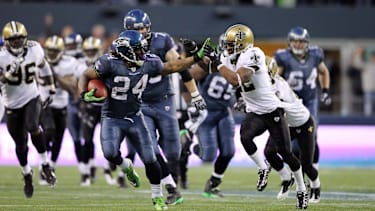 NFL, American Football Herren, USA NFC Wild Card-New Orleans Saints at Seattle Seahawks Jan 8, 2010; Seattle, WA, USA; Seattle Seahawks running back Marshawn Lynch (24) stiff arms New Orleans Saints cornerback Tracy Porter (22) en route to a touchdown in the fourth quarter of the 2011 NFC wild card playoff at Qwest Field. Seattle Washington UNITED STATES, EDITORIAL USE ONLY PUBLICATIONxINxGERxSUIxAUTxONLY Copyright: xMikexNelson-USAxTODAYxSportsx 5059704