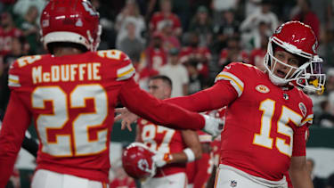 Trent McDuffie und Patrick Mahomes im Chiefs-Trikot.