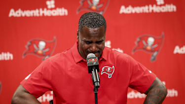 24. März 2026: Lavonte David, Linebacker in Tampa Bay, gibt sein Karriereende bekannt und ist den Tränen nahe.