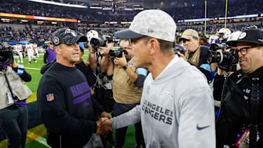 Baltimore Ravens Head Coach John Harbaugh trifft Los Angeles Chargers Head Coach Jim Harbaugh nach dem NFL-Spiel der Los Angeles Chargers gegen die Baltimore Ravens in Inglewood, California.