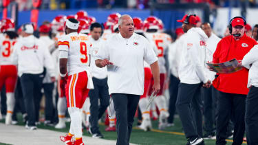 Dave Toub (Mitte) Assistant Head Coach und Special Teams Coordinator der Kansas City Chiefs an der Sidline während des Spiel gegen die New York Giants.