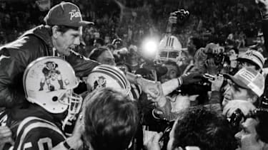 NFL, American Football Herren, USA USA TODAY Sports-Archive Jan 12, 1986, Miami, FL, USA; FILE PHOTO; Miami Dolphins head coach Don Shula (middle right) congratulates New England Patriots head coach Raymond Berry (top left) on their first title since 1963 after the 1985 AFC Championship at the Orange Bowl. The Patriots defeated the Dolphins 31-14. Miami Florida UNITED STATES, EDITORIAL USE ONLY PUBLICATIONxINxGERxSUIxAUTxONLY Copyright: xRVRxPhotosx 8461473