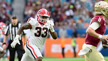 C.J. Allen #33 attackiert den Quarterback beim Capital One Orange Bowl game zwischen der University of Georgia und Florida State University im Hard Rock Stadium in Miami Gardens, Florida.