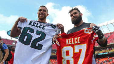 NFL, American Football Herren, USA Philadelphia Eagles at Kansas City Chiefs, Sep 17, 2017; Kansas City, MO, USA; Kansas City Chiefs tight end Travis Kelce (87) swaps jerseys with Philadelphia Eagles center Jason Kelce (62) after the game at Arrowhead Stadium. Mandatory Credit: Jay Biggerstaff-USA TODAY Sports, 17.09.2017 15:12:43, 10288858, NPStrans, NFL, Jason Kelce, Philadelphia Eagles, Kansas City Chiefs, Arrowhead Stadium, Travis Kelce PUBLICATIONxINxGERxSUIxAUTxONLY Copyright: xJayxBiggerstaffx 10288858