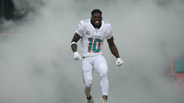 Miami Dolphins Wide Receiver Tyreek Hill (#10) läuft bei den Pregame-Introductions im Hard Rock Stadium in Miami Gardens, Florida, auf das Spielfeld