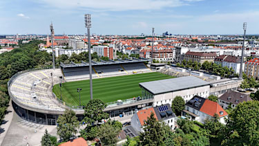 München, Deutschland 10. Juli 2024: Der Blick auf das Grünwalder Stadion in Giesing: Sonst in Unterhaching zuhause, spielen die Munich Ravens zum Auftakt in die erste EFA-Saison nun im Herzen von München