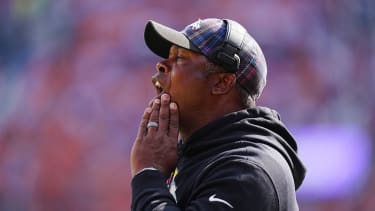 NFL, American Football Herren, USA Los Angeles Chargers at Denver Broncos Oct 13, 2024; Denver, Colorado, USA; Denver Broncos defensive coordinator Vance Joseph calls out in the first quarter against the Los Angeles Chargers at Empower Field at Mile High. Denver Empower Field at Mile High Colorado USA, EDITORIAL USE ONLY PUBLICATIONxINxGERxSUIxAUTxONLY Copyright: xRonxChenoyx 20241013_cec_ac4_075