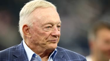 NFL, American Football Herren, USA Baltimore Ravens at Dallas Cowboys Aug 16, 2025; Arlington, Texas, USA; Dallas Cowboys owner Jerry Jones before the game against the Baltimore Ravens at AT&T Stadium. Arlington AT&T Stadium Texas USA, EDITORIAL USE ONLY PUBLICATIONxINxGERxSUIxAUTxONLY Copyright: xKevinxJairajx 20250816_krj_aj6_00000030