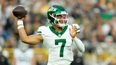 New York Jets quarterback Justin Fields beerbt Aaron Rodgers