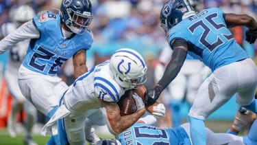 NFL, American Football Herren, USA Indianapolis Colts at Tennessee Titans Sep 21, 2025; Nashville, Tennessee, USA; Indianapolis Colts wide receiver Michael Pittman (11) dives past Tennessee Titans linebacker Cody Barton (50), safety Quandre Diggs (28) and free safety Xavier Woods (25) for a touchdown during the third quarter at Nissan Stadium. Nashville Nissan Stadium Tennessee USA, EDITORIAL USE ONLY PUBLICATIONxINxGERxSUIxAUTxONLY Copyright: xAndrewxNellesx 20250921_szo_usa_0126