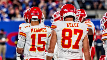 Kansas City Chiefs quarterback Patrick Mahomes (links) und tight end Travis Kelce (rechts)