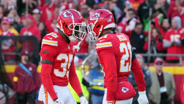 Kansas City Chiefs cornerback Jaylen Watson (links) feiert mit safety Jaden Hicks (rechts)