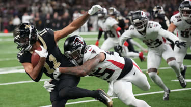 New Orleans Saints wide receiver Dante Pettis (links) wird tackelt von Atlanta Falcons running back Tyler Allgeier