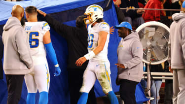 Los Angeles Chargers quarterback Justin Herbert (10)