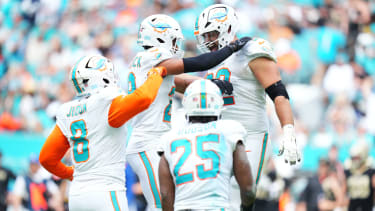 Miami Dolphins Defensive tackle Zach Sieler (92) feiert mit safety Minkah Fitzpatrick
