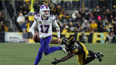 Buffalo Bills quarterback Josh Allen rennt einem Gegenspieler davon