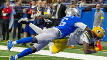 Green Bay Packers wide receiver Dontayvion Wicks wird von Detroit Lions cornerback Terrion Arnold gestoppt