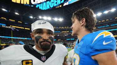 NFL, American Football Herren, USA Philadelphia Eagles at Los Angeles Chargers Dec 8, 2025; Inglewood, California, USA; Los Angeles Chargers quarterback Justin Herbert (10) embraces Philadelphia Eagles quarterback Jalen Hurts (1) after the game at SoFi Stadium. Inglewood SoFi Stadium California USA, EDITORIAL USE ONLY PUBLICATIONxINxGERxSUIxAUTxONLY Copyright: xKirbyxLeex 20251208_lbm_al2_146