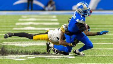Pittsburgh Steelers cornerback Brandin Echols (links) stoppt Detroit Lions wide receiver Jameson Williams