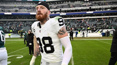 Las Vegas Raiders Defensive End Maxx Crosby (98) nach der Niederlage gegen die Philadelphia Eagles im Lincoln Financial Field.