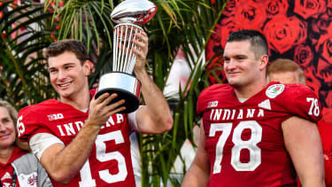 January 1, 2026 Pasadena, CA.Indiana Hoosiers quarterback Fernando Mendoza (15) holds the winner s trophy after a win over Alabama in the Rose Bowl College Football Playoff quarterfinal game Thursday, Jan. 1, 2026, in Pasadena, Calif. .Mandatory Photo Credit: Cal Media Pasadena United States of America - ZUMAc04_ 20260101_zma_c04_226 Copyright: xLouisxLopezx