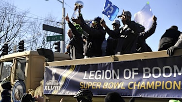 Feb. 5, 2014 - Seattle, WA, USA - February 5, 2014: Seattle s Richard Sherman shows off the Lombardi Trophy as the rest of the Legion of Boom wave to the 12th Man at the Seattle Seahawks Super Bowl victory parade in Seattle, Washington. Steve Kajihiro CSM NFL American Football Herren USA Football: Seattle Seahawks Super Bowl XLVIII victory parade. FEB 5, 2014 - ZUMAc04