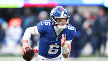 NFL, American Football Herren, USA Dallas Cowboys at New York Giants Jan 4, 2026; East Rutherford, New Jersey, USA; New York Giants quarterback Jaxson Dart (6) scrambles during the fourth quarter against the Dallas Cowboys at MetLife Stadium. East Rutherford MetLife Stadium New Jersey USA, EDITORIAL USE ONLY PUBLICATIONxINxGERxSUIxAUTxONLY Copyright: xVincentxCarchiettax 20260104_bgd_cb6_079