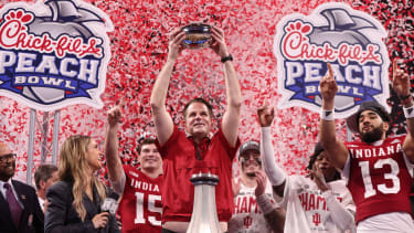 NCAA, College League, USA Football: Peach Bowl-Oregon vs Indiana Jan 9, 2026; Atlanta, GA, USA; Indiana Hoosiers head coach Curt Cignetti raises the trophy after the 2025 Peach Bowl and semifinal game of the College Football Playoff at Mercedes-Benz Stadium. Atlanta Mercedes-Benz Stadium GA USA, EDITORIAL USE ONLY PUBLICATIONxINxGERxSUIxAUTxONLY Copyright: xBrettxDavisx 20260109_ajw_ad1_207
