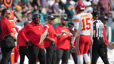 PHILADELPHIA, PA - OCTOBER 03: Kansas City Chiefs offensive coordinator Eric Bienemy talks to Kansas City Chiefs quarterback Patrick Mahomes (15) during the game between the Philadelphia Eagles and the Kansas City Chiefs on October 3, 2021 at Lincoln Financial Field in Philadelphia, PA. Photo by Andy Lewis Icon Sportswire) NFL, American Football Herren, USA OCT 03 Chiefs at Eagles Icon211003127