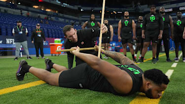 Offensive Lineman Miles Frazier wird im Combine 2025 &nbsp;ausgemessen und auf Flexibilität getestet.