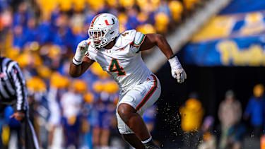 Miami Hurricanes Defensive End Rueben Bain Jr. (#4) setzt den Quarterback unter Druck im Spiel gegen die Pitt Panthers im Acrisure Stadium in Pittsburgh, Pennsylvania