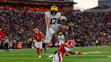 Tight End Marlin Klein von den Michigan Wolverines überspringt Defensive Back Jamare Glasker von den Maryland Terrapins während eines Spielzugs im College-Football-Duell (NCAA Football, USA)