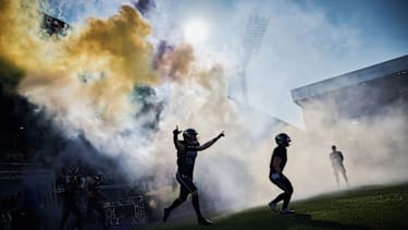 Die Spieler der Vienna Vikings laufen vor Spielbeginn auf das Feld.