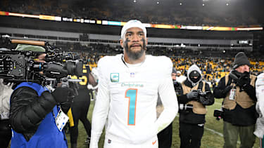 Miami Dolphins Quarterback Tua Tagovailoa (1) beim Spiel gegen die Pittsburgh Steelers im Acrisure Stadium.