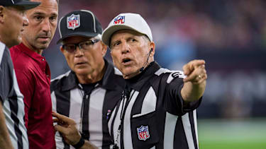 Referee Walt Anderson (66) spricht im zweiten Viertel eines NFL-Preseason-Spiels zwischen den Houston Texans und den San Francisco 49ers im NRG Stadium in Houston mit Head Coach Kyle Shanahan.