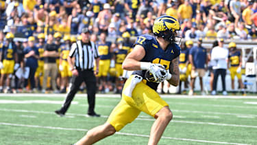 Michigan Wolverines Tight End Marlin Klein (17) läuft mit dem Ball im College-Football-Spiel.