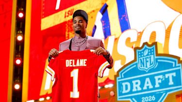 Mansoor Delane posiert für die Fotografen beim NFL Draft 2026.
