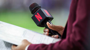 Nahaufnahme eines Netflix-Mikrofons von Sideline-Reporter Steve Wyche vor dem NFL-Spiel zwischen den Houston Texans und den Baltimore Ravens im NRG Stadium in Houston (American Football, USA)