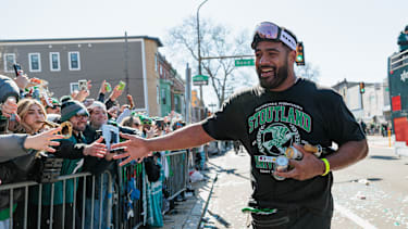 Bei der Super Bowl Parade der Eagles klatscht Mailata mit den Fans ein.