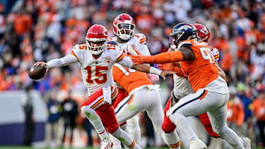 Quarterback Patrick Mahomes von den Kansas City Chiefs entkommt dem Druck der Defense der Denver Broncos während eines NFL-Spiels im Empower Field at Mile High in Denver (American Football, USA)