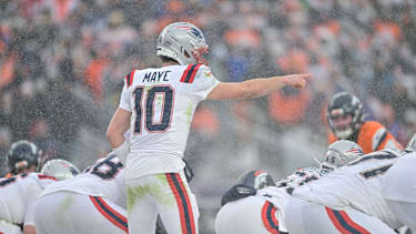 DENVER, CO - JANUARY 25: New England Patriots quarterback Drake Maye (10) calls out coverage in the fourth quarter against the Denver Broncos in the AFC Championship Game at Empower Field at Mile High on January 25, 2026 in Denver, Colorado. (Photo by Dustin Bradford Icon Sportswire) NFL, American Football Herren, USA JAN 25 AFC Championship Game Patriots at Broncos EDITORIAL USE ONLY Icon132260125058