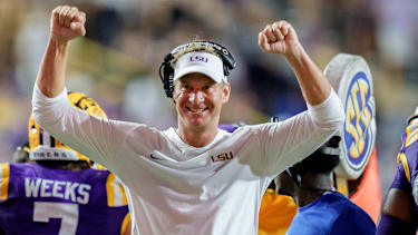 Head Coach Lane Kiffin von den LSU Tigers während der ersten Halbzeit des Spiels gegen die Clemson Tigers an der Seitenlinie im Tiger Stadium.
