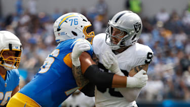 Offensive Tackle Joe Alt (76) von den Los Angeles Chargers blockt Defensive End Maxx Crosby (98) von den Las Vegas Raiders.