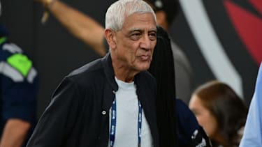 Seahawks-Besitzer Vinod Khosla verfolgt die zweite Halbzeit des Spiels gegen die Arizona Cardinals im State Farm Stadium von der Seitenlinie aus.