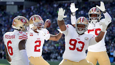 Die 49ers Defense feiert sich im Spiel gegen die Seahawks